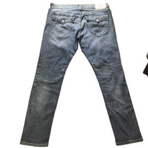 Chief Keef type jeans, snygg passform och bra skick. Ser asbra ut med häng. Frågor i DM. Storlek 40 