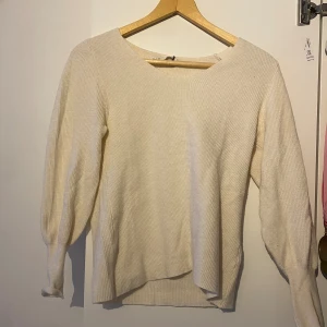 Stickad tröja  - Jag säljer denna stickade tröja då den är för liten💞
