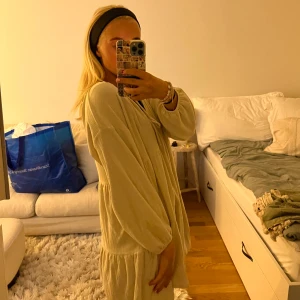 Klänning - Fin skön klänning från Pull&bear. Beige färg. 