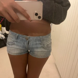 Lågmidjade shorts  - Lågmidjade short som aldrig använts. Super fina fickor och glitter detaljer. Midjemått- 38 Runt lår- 24 Längd från midja ner-17