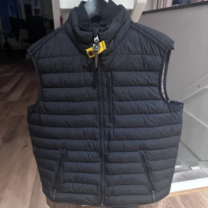 Parajumper väst - Väst som är använd fåtal gånger. Väldigt bra skick. Det är storlek L men är liten i storleken