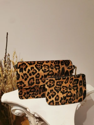 Leopard väska  - Aldrig använd handväska. Ed matchade plånbok från Beck Söndergaard. Axelrem kan tas av. Väska kan köpas separat. Köpt för 1000 kr. 