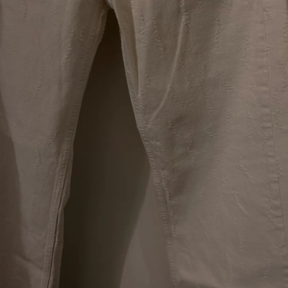 Fina vita jeans från zara med detaljer. Helt oanvända prislapp är kvar som ni ser på bilderna. Skulle säga att dom är lite små i storlek. . Jeans & Byxor.