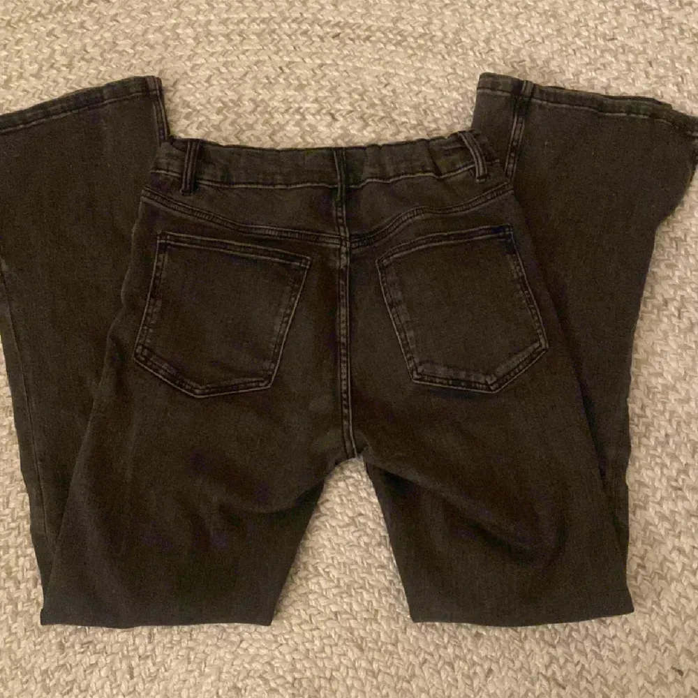 Jätte fina bootcut jeans med slits från zara  i storlek 13-14år. Skriv för fler frågor/bilder. Jeans & Byxor.