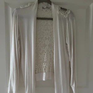 Söt vit tröja  - Perfekt till våren och sommaren. Tunnare tyg, är lite nopprig, se bild!  Storlek M/L 