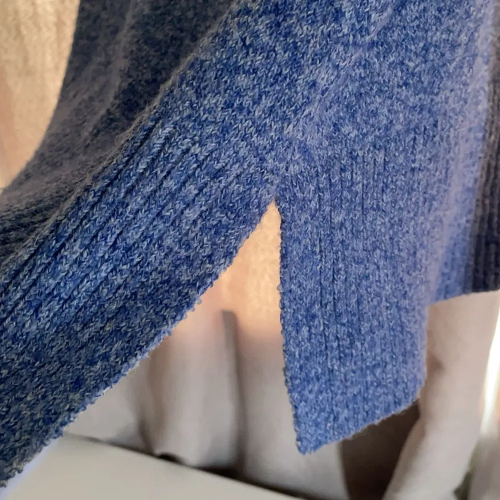 Säljer min fina polo tröja i storlek xs, inprincip ny, använd en gång 🩷Inga skador på tröjan. Stickat.