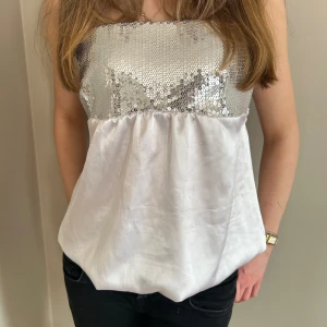 Snyggaste bandeau toppen med silvriga paljetter!  - Ny skick! Jätte fin och unik. Öppen för prisförslag! Köpt i Kroatien🩷 öppen för prisförslag 