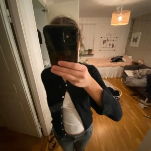 Kofta - Köparen står för frakt! En snygg från cote femme och är storleken 34/36. Säljer för jag har för många koftor och änvönder inte denna så mycket. Jättebra skick och inga tecken på användning😊