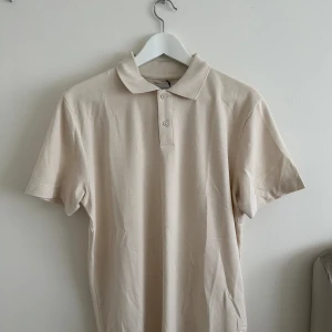 Piké  - En superfin beige piké med lappen på! 