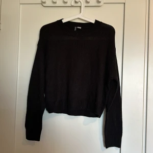 2 stickade tröjor  - 2 tröjor som är stickade men ganska tunna. Båda är i fint skick. Båda är från H&M och i samma storlek.  Finns djur i hemmet 
