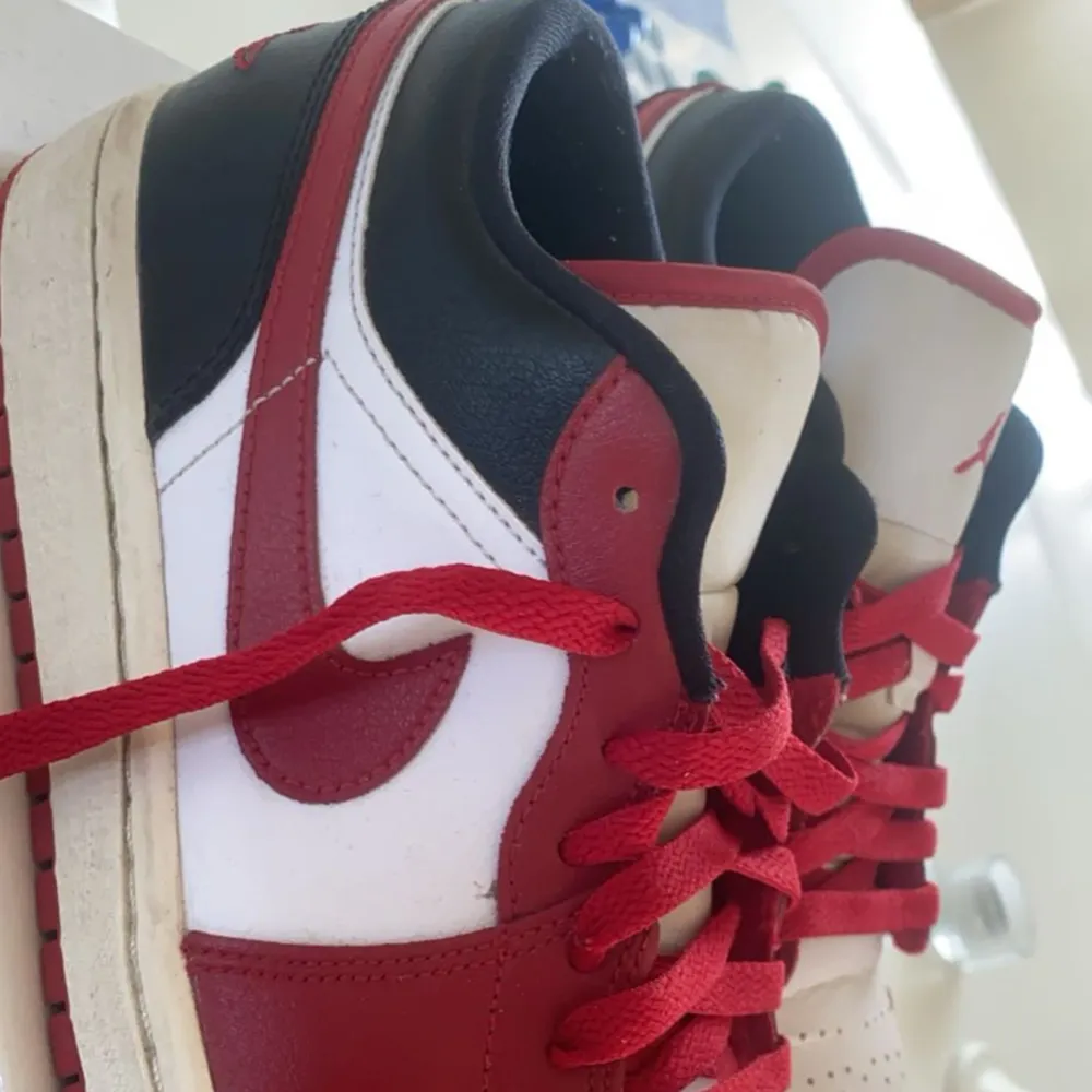 Röda Jordan skor köpta för ca 1 år sen men blivigt använda 2 ggr pga för små❤️ Är i bra skick❤️ Skriv för fler bilder eller om intresse,Priset kan diskuteras. Skor.