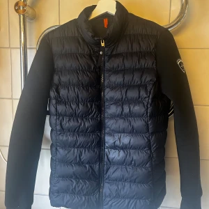 Rockandblue vårjacka  - Den är som ny  Bara använd fåtal gånger då den är för liten för mig 