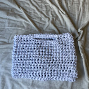 Virkad väska - Egentillverkad virkad väska i vitt tjockt garn