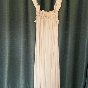 Klänning  - Fin klänning aldrig använd