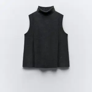 Super fin stickad tröja från zara! Polo krage och en fin grå färg💞💞 aldrig använd och köpt för 229!❤️