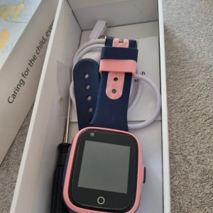 Gps klocka - Rosa/blå Gps klocka, köpt men oanvänd då det blev en telefon istället. Så helt ny. Laddarsladd till