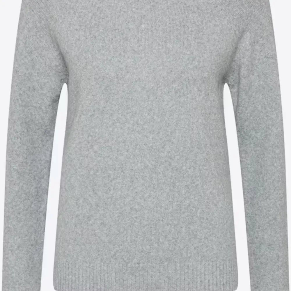Stickad grå tröja från Vero moda i storlek xs. Säljer då den inte kommer till användning längre.. Stickat.