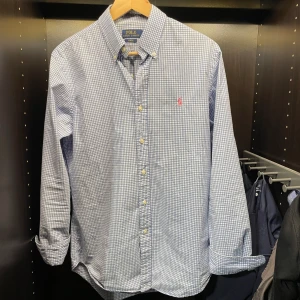 Ralph lauren skjorta - Säljer denna raffe skjorta perfekt inför sommaren.  Storlek slimfit M | Skick 9/10