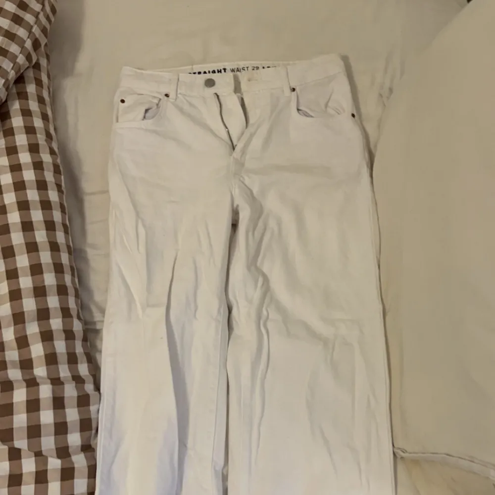 Vita jeans aldrig använda då jag inte tyckte om dom 90s straight waist 29 length 32. Jeans & Byxor.