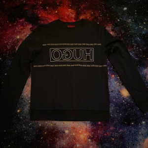 Hugo boss tröja  - Fin skick utan skador eller nått , passar small 