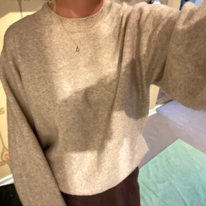 Beige stickad tröja  - Fin stickad tröja från Weekday! Färgen beige🌸 Använd men fint skick! 