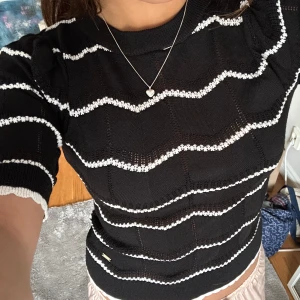 Randig t-shirt - Superfin svart o vit randig Holly and White tröja från Lindex. Aldrig använd så i superfint skick💖💖