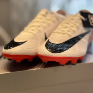 Mercurial Vapor 15 elite AG-Pro - Nya i kartong mvp15. Mycket bra skor med ACC flyknit tech . AG  dobbar för konstgräs .  Standard frakt ingår i priset. 