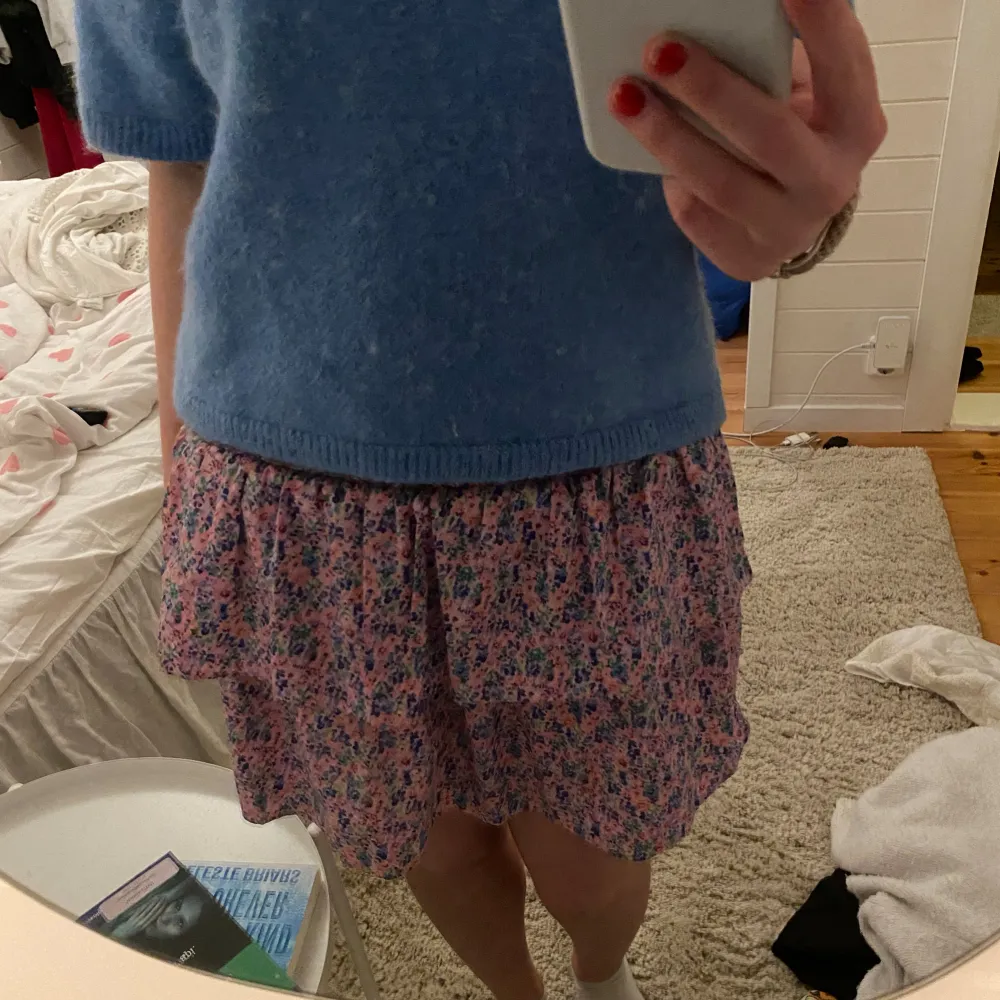 Så fin blommig volangkjol från Vero Moda. Storlek M men passar även S-L då den är stretchiga. Jättefint, rosa blommigt mönster💞. Hameet.