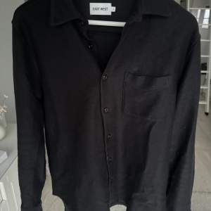 Overshirt för herr från East West. Nyskick. Nypris ca 900kr. Storlek S men skulle säga att det mer är som M.