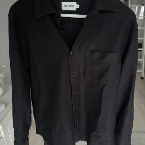 Overshirt - Overshirt för herr från East West. Nyskick. Nypris ca 900kr. Storlek S men skulle säga att det mer är som M.