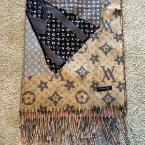 Jättefin scarf som är LV inspirerad. (Inte äkta cashmere) Den är knappt använd och i bra skick 🫶🏻. använd gärna ”köp nu” 💕☺️