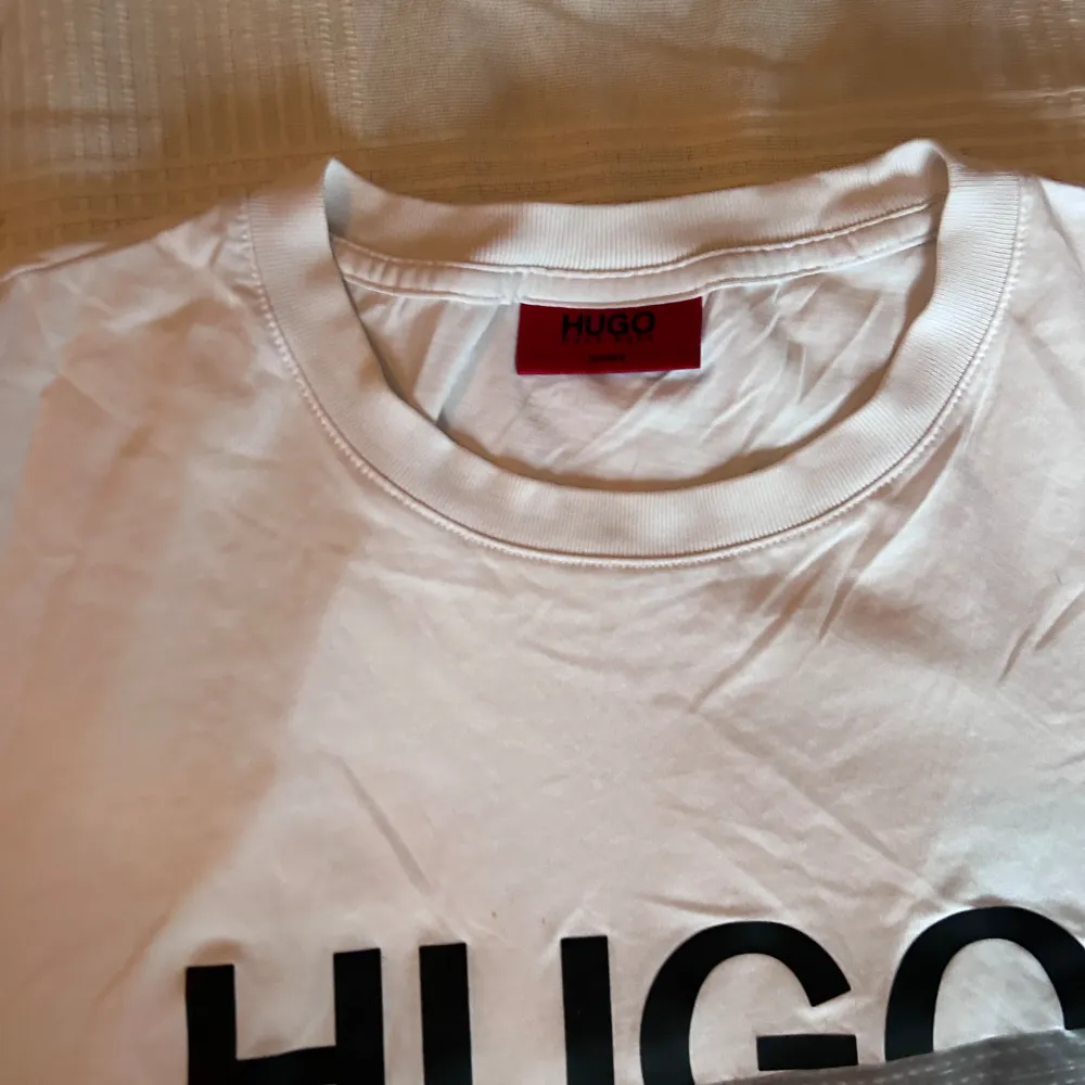 Vit t-shirt från Hugo. Stort tryck på bröstet, crewneck, 100% bomull.  St M . T-shirts.
