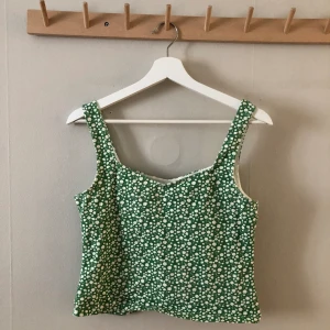 Croppat linne - Croppat linne i blommigt mönster!  Något kraftigare tyg. Använt fåtal gånger 