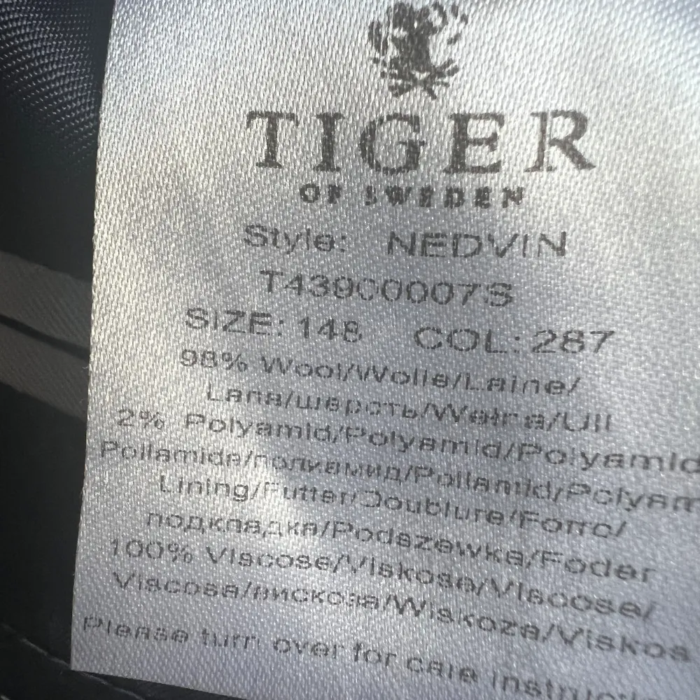 Säljer en tiger of Sweden kostym då den inte kommit till användning över huvud taget. Den är storlek 148 vilket motsvarar storlek 48 fast något längre i modellen. Nypris 7000kr. Kostymer.