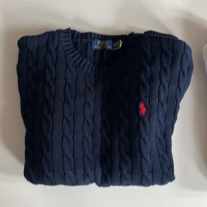 Ralph lauren Stickad tröja - Otroligt fin tröja som knappt är använd. Inköpt i början av oktober och har varit väll omhändertagen. Inga defekter eller missfärgning på tröjan.  Nypris 1850, Tröjan är storlek M hör av vid minsta intresse👍😄