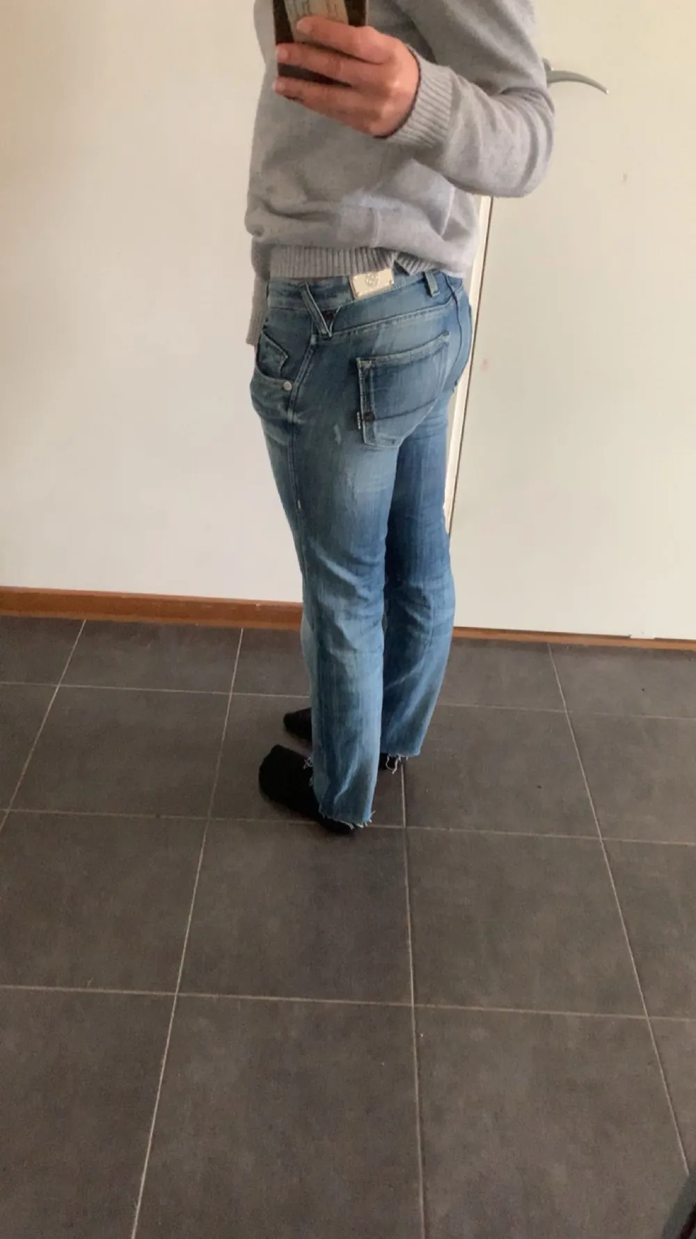 Ett par blå lågmidjade jeans som jag köpte på Sellpy men som inte kommer till användning. Jag har klippt upp de då de var för långa för mig. Skriv för fler bilder!!!. Jeans & Byxor.