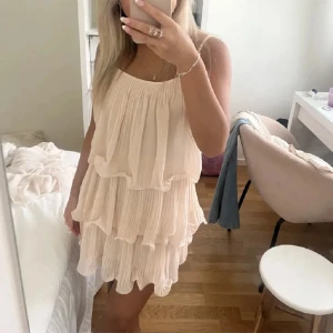 Volangklänning hm - Kort Volangklänning från hm. Perfekt till sommaren. Bara trycka på ”köp nu för att köpa”