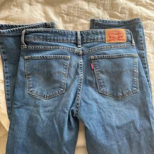 Lågmidjade Levis bootcut jeans storlek 26. 