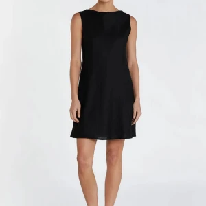 oanvänd linneklänning fr DISSH - så fin & oanvänd svart linneklänning från australienska märket DISSH!! passar tyvärr inte & för dyr tull att lämna tillbaka hehe *köptes för 1700* XL/ XXL/16