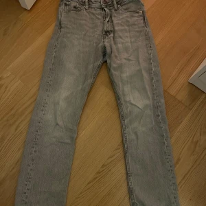 Jack and Jones jeans - Säljer ett par riktigt snygga jeans från Jack and Jones i färgen grå, passar dig som är runt 170 cm strl 27/30. Hör av dig om du har några frågor. Svarar så fort som möjligt. Pris går att diskutera. Nypriset ligger på 600 kr mitt pris 200kr