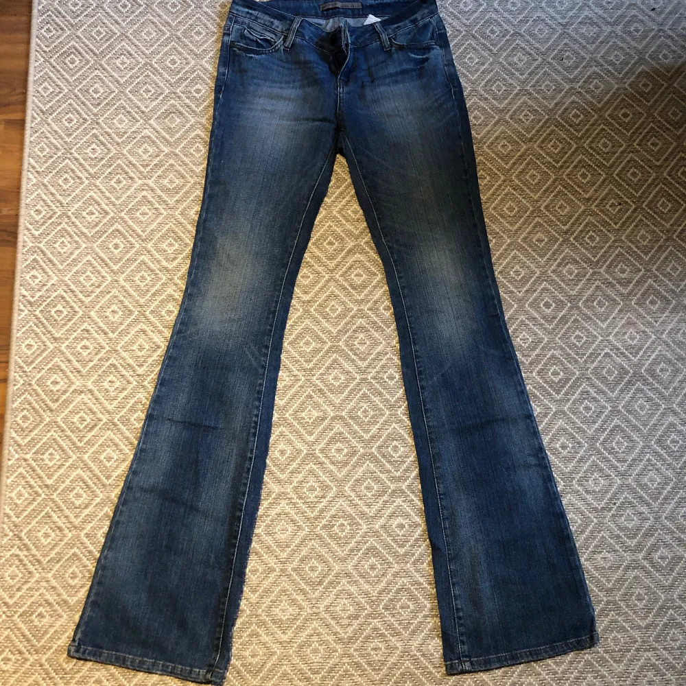 Coola bootcut jeans från Zara, innerbenslängd 87 cm, midja 70 cm. Lågmidjade . Jeans & Byxor.