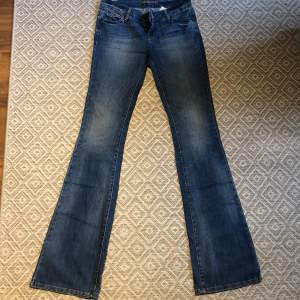 Coola bootcut jeans från Zara, innerbenslängd 87 cm, midja 70 cm. Lågmidjade 