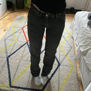 svarta jeans - säljer då de inte kommer till användning längre❤️ köparen står för frakten!