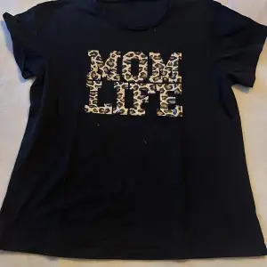 ”Momlife”-T-shirt i storlek L från SHEIN. Fint skick. Finns katter i hemmet