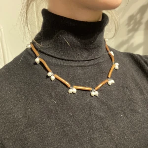 Miss Dee halsband äkta sötvattenpärlor och koppar - Miss Dee halsband med äkta sötvattenpärlor och borstad koppar  