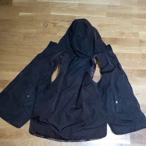 Zara väst - Zara vest två färger,storlek XS,skick 7/10 priset kan alltid diskuteras. 