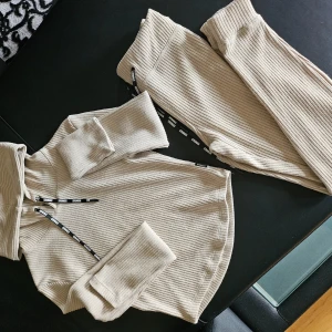 Jätte fint ribbat stronger sett - Användt men i fint skick  Tröjan är i stl M  Och thaitsen i stl xs