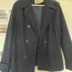 Jacka  - Vintage jacka i storlek 44. Sitter bra på mig som vanligtvis har storlek S. Super fin och i fint skick🥰