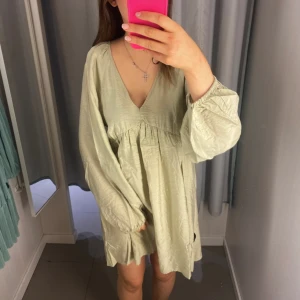 Sval klänning - Superfin klänning som endast är använd en gång. Den är stor så skulle säga att den passar XS/S/M beroende på hur man vill att den sitter.