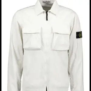 Stone Island jacka. Äkta, finns QR-kod på insidan. Säljer då den inte kommer till användning. Pris kan diskuteras vid snabb affär. Nypris 3600kr